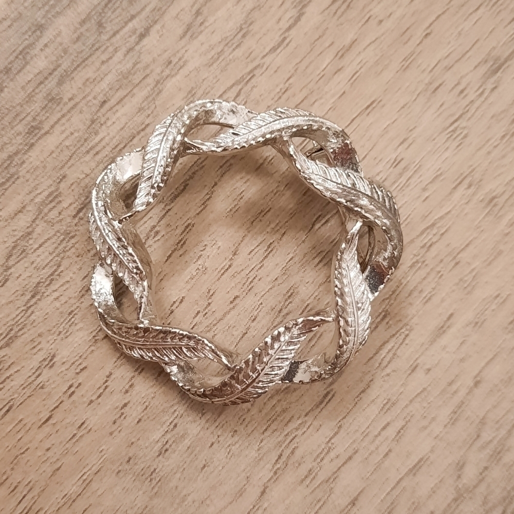 Vintage Gerry's Sliver Tone Father Wreath Brooch
